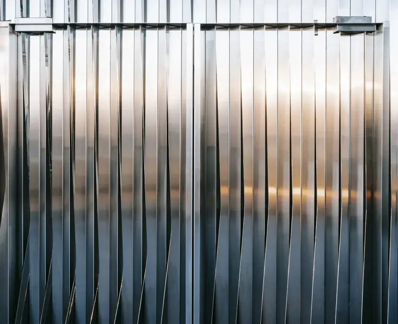Vertical reflective light metal finishing panels